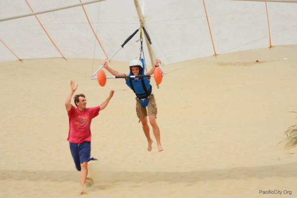 Hang Gliding in Pacific City - Instructor helping student